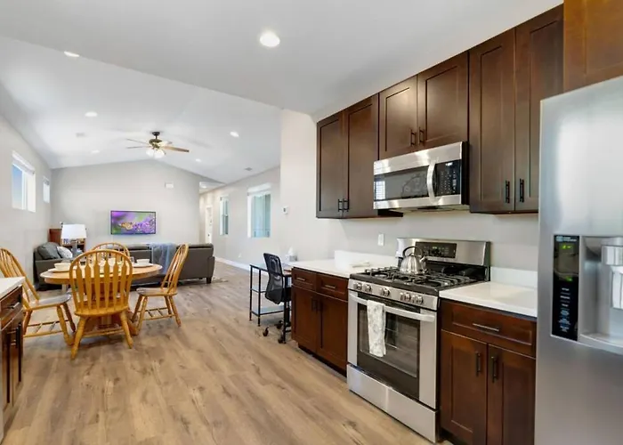 Modern Midtown Close To Downtown Сasa de vacaciones *